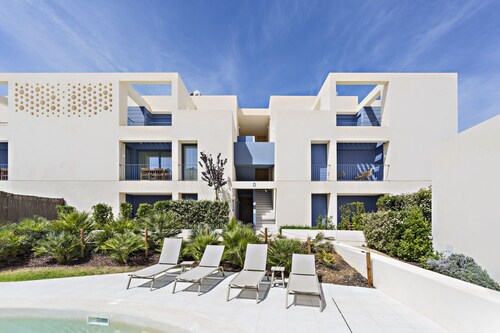 Ideal for families w/pool view