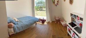 3 bedrooms, desk, iron/ironing board, travel crib