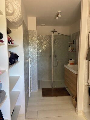 Haartrockner, Handtücher, Seife, Toilettenpapier