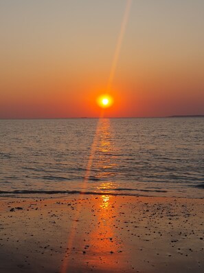 Beach - Maison à 300 Mètres de la Plage Avec 5 Chambres, Jardin Privatif, et Jacuzzi (La Plaine-sur-Mer)
