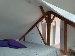 5 bedrooms, iron/ironing board, free WiFi - Maison à 300 Mètres de la Plage Avec 5 Chambres, Jardin Privatif, et Jacuzzi (La Plaine-sur-Mer)