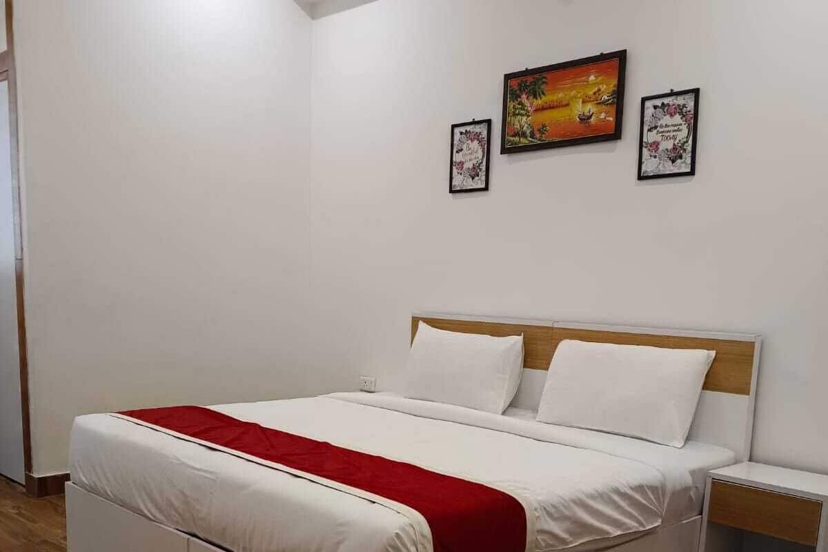 Deluxe kamer, balkon | Een kluis op de kamer, een bureau, een laptopwerkplek, gratis wifi