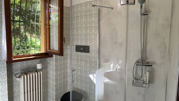 Haartrockner, HandtĂŒcher, Seife, Shampoo