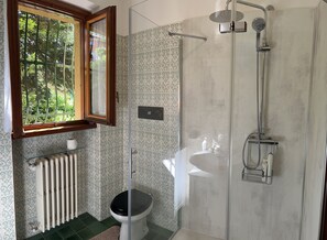 Hiustenkuivaaja, pyyhkeet, saippua, sampoo