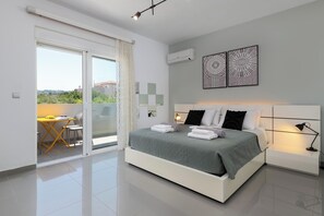 4 عدّة غرف نوم وخزنة داخل الغرفة ومكتب وتجهيزات عازلة للصوت