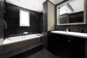 مجففات شعر، مناشف، صابون، ورق حمّام