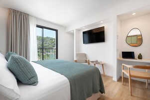 Apartamento Deluxe, vistas al mar | 1 dormitorio, escritorio, cunas gratuitas y wifi gratis