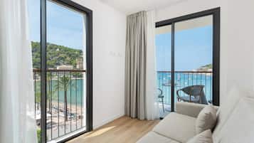 Departamento Deluxe, vista al mar | Área de sala de estar | Televisión de pantalla plana de 42 pulgadas con canales por cable