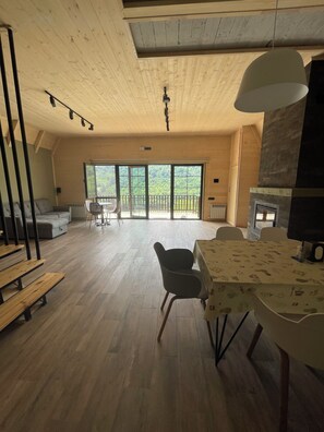 Casa de campo de lujo, 3 habitaciones, vista a la montaña | Área de sala de estar