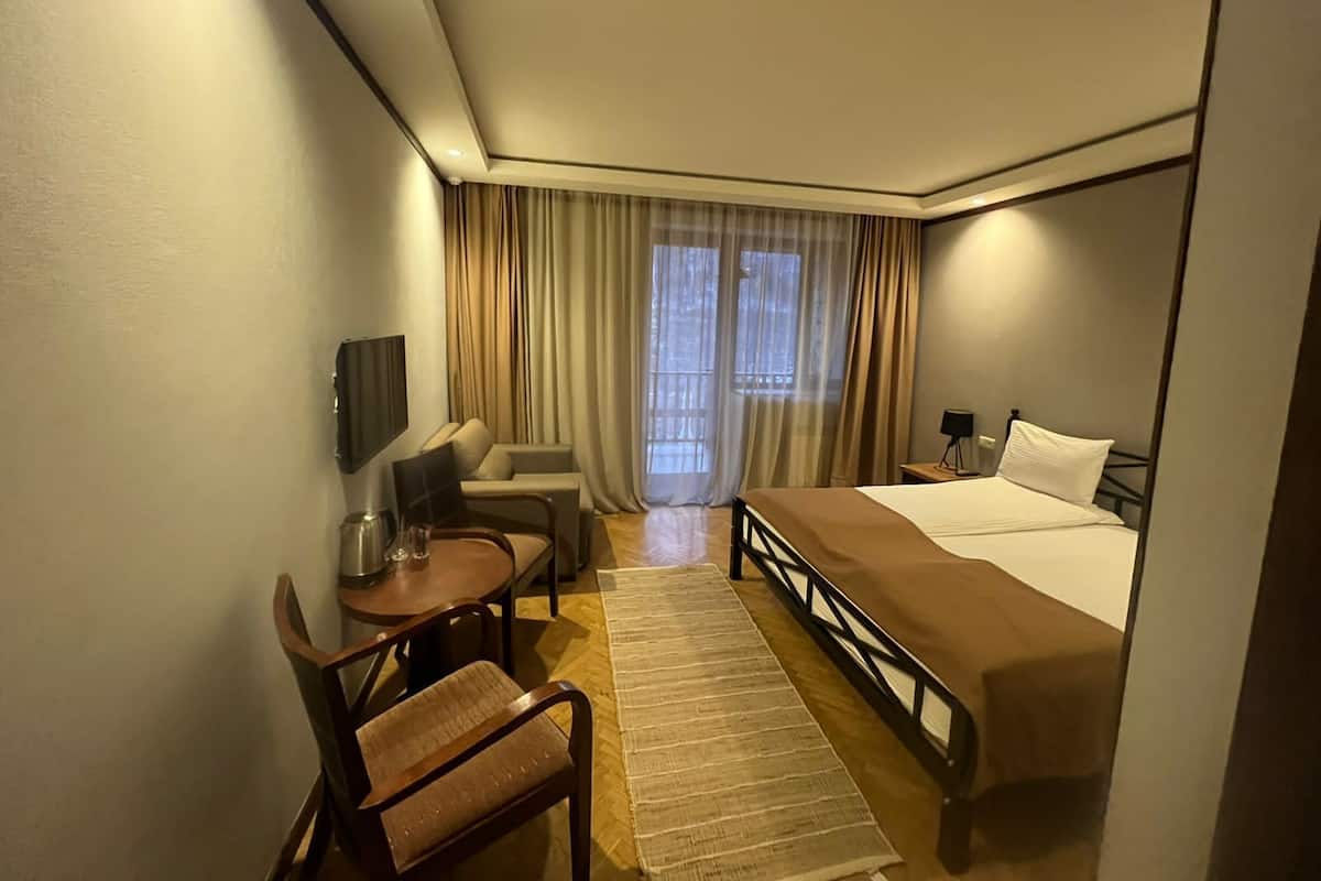 Habitación Deluxe doble, balcón, vistas a la montaña | Espacio para trabajar con un portátil y wifi gratis