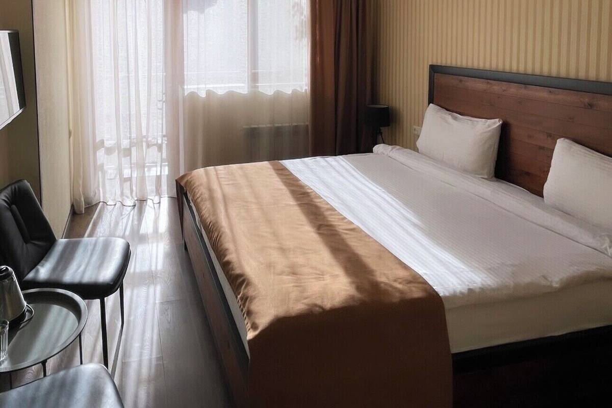 Habitación básica doble, no fumadores, vistas a la montaña | Espacio para trabajar con un portátil y wifi gratis