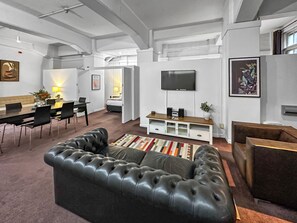 Smart TV, books, stereo - Maison Marvel l Enormous Loft Apt l Heart of City (Auckland)