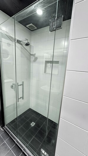 Dusche, Haartrockner, Handtücher, Seife