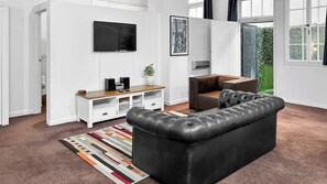 Smart TV, books, stereo - Maison Marvel l Enormous Loft Apt l Heart of City (Auckland)