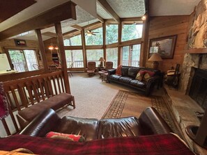 Una Smart TV, una chimenea, videojuegos, una mesa de tenis de mesa