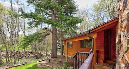 Palisade Pines • Sundance, Utah • Walk to Sundance • Huge yard • Game room • Mountain Cabins Utah