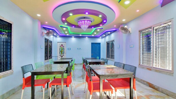 Una sala conferenze con un moderno design del soffitto, diversi tavoli e sedie.