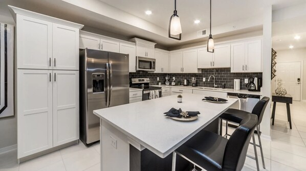 Microwave, oven, stovetop, dishwasher - First floor condo for 4 near Disney w/ balcony & access to Storey Lake amenities (Kissimmee)