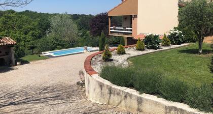 Le Grand Cocon de Nabeillou, Gîte à la Campagne Avec Piscine