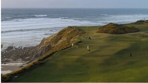 Un campo de golf costero con vista al océano.