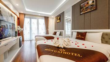 Habitación cuádruple Deluxe, bañera, vistas a la bahía | Baño | Ducha y cabezal de ducha con hidromasaje