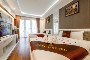 Deluxe Quadruple Room, Bathtub, Bay View | Bathroom | Shower, hydromassage showerhead, designer toiletries, hair dryer - Hon Gai Hotel (Ha Long)