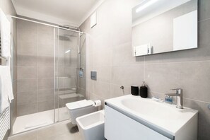 Douche, séchoir à cheveux, bidet, serviettes fournies