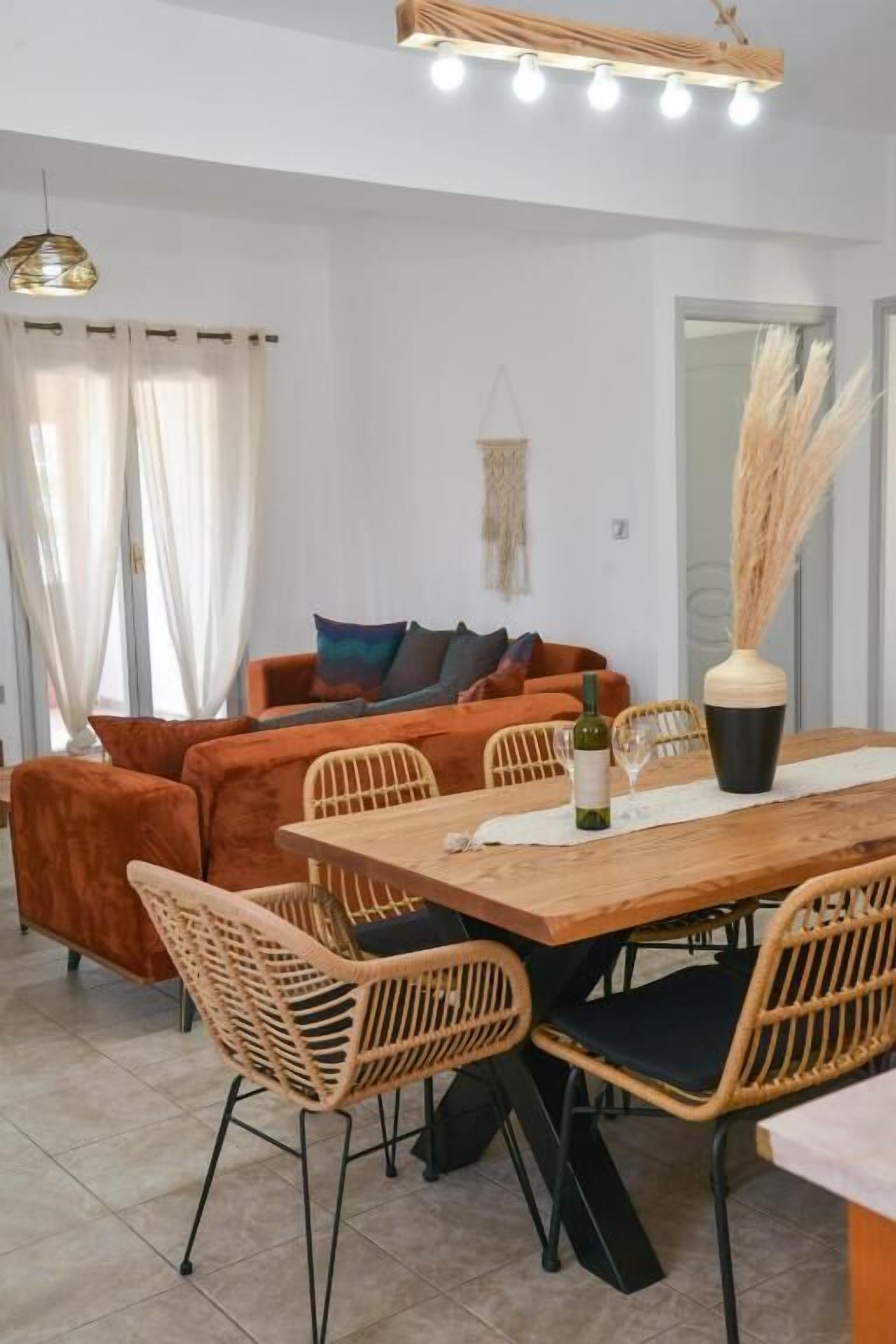 Apartemen Keluarga, pemandangan lembah | Area keluarga | Televisi layar datar 32-inci dengan saluran TV digital