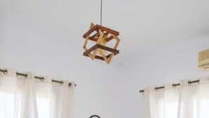 Et soveværelse med en seng, et spejl og en radiator.