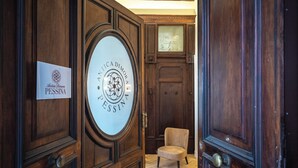 A wooden door with a sign reading "Antica Dimora PESSINA". - Antica Dimora Pessina (Naples)