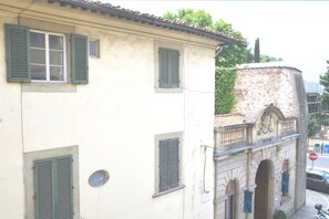Un edificio con diverse finestre, un segnale di stop e una vista sulla strada.