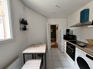 Een koelkast, een magnetron, een oven, een kookplaat