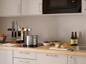 Fridge, microwave, stovetop, dishwasher