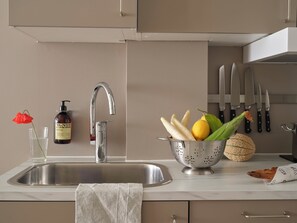 Frigorifero, microonde, piano cottura, lavastoviglie