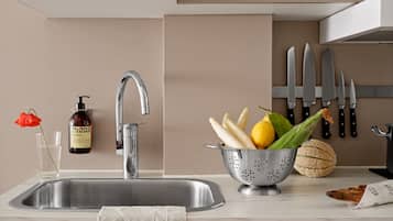 Réfrigérateur, micro-ondes, plaque de cuisson, lave-vaisselle