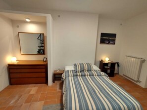 1 bedroom, bed sheets