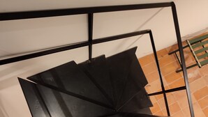 A staircase with a black metal railing and a tiled floor. - Casa in Collina - nel Borgo di Tenaglie (montecchio)