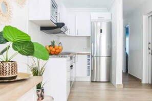 Fridge, microwave, oven, coffee/tea maker