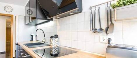 Réfrigérateur, four, plaque de cuisson, cafetière/bouilloire