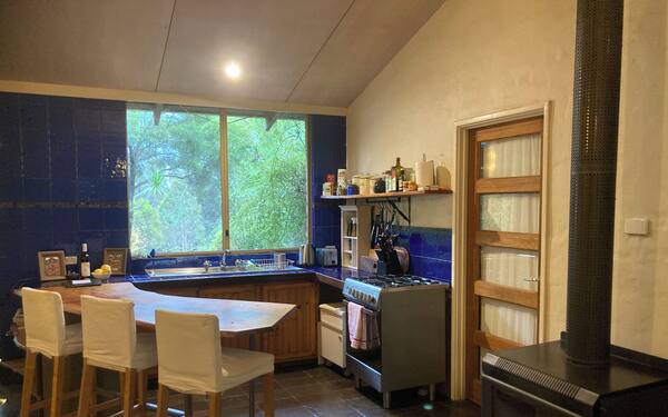 The country cottage Close to town. Family friendly and pet friendly.
