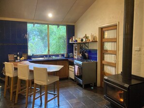 Fridge, microwave, oven, stovetop -  
The country cottage 

Close to town. 
Family friendly and pet friendly. 
 (Margaret River)