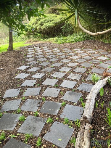  
The country cottage 

Close to town. 
Family friendly and pet friendly. 
