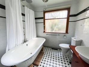 Bathroom - Woolrich Cottage - 2 Bedroom Cottage in Gorgeous Gardens (Olinda)