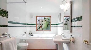 Bathroom - Woolrich Cottage - 2 Bedroom Cottage in Gorgeous Gardens (Olinda)