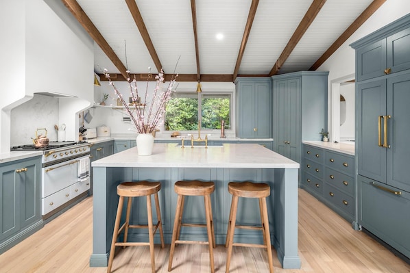 Microwave, stovetop, dishwasher - Woolrich House - Woolrich House at Woolrich Estate (Olinda)