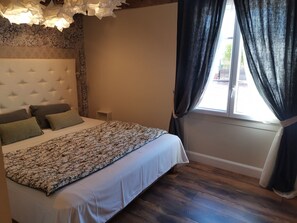 3 slaapkamers, een bureau, een strijkplank/strijkijzer, reisbedje