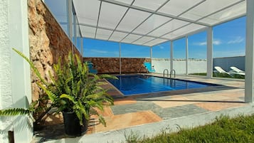 Piscina coberta i piscina a l'aire lliure