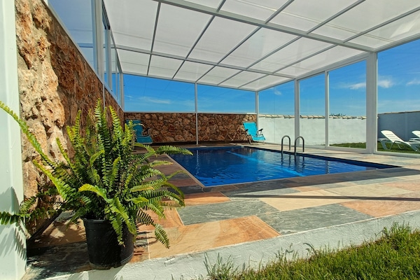 Innendørsbasseng og utendørsbasseng