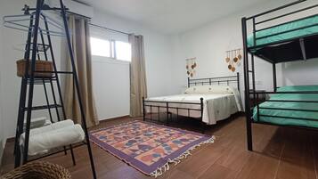 3 bedrooms, desk, iron/ironing board, free WiFi