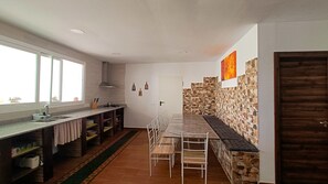Frigorífico, microondas, placa de cocina y lavavajillas